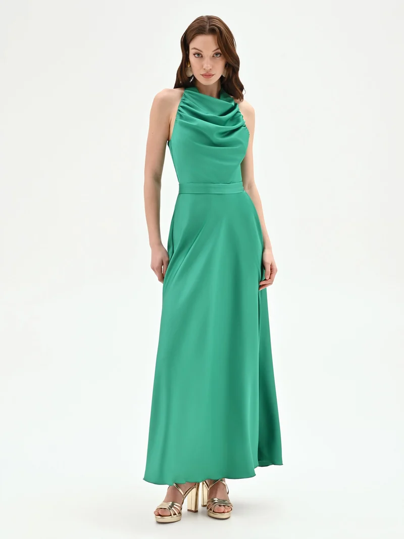 Abito lungo prato verde con scollo drappeggiato