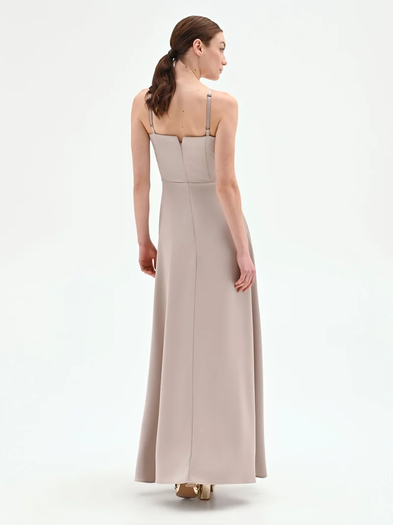 Abito lungo tortora beige con scollo a cuore