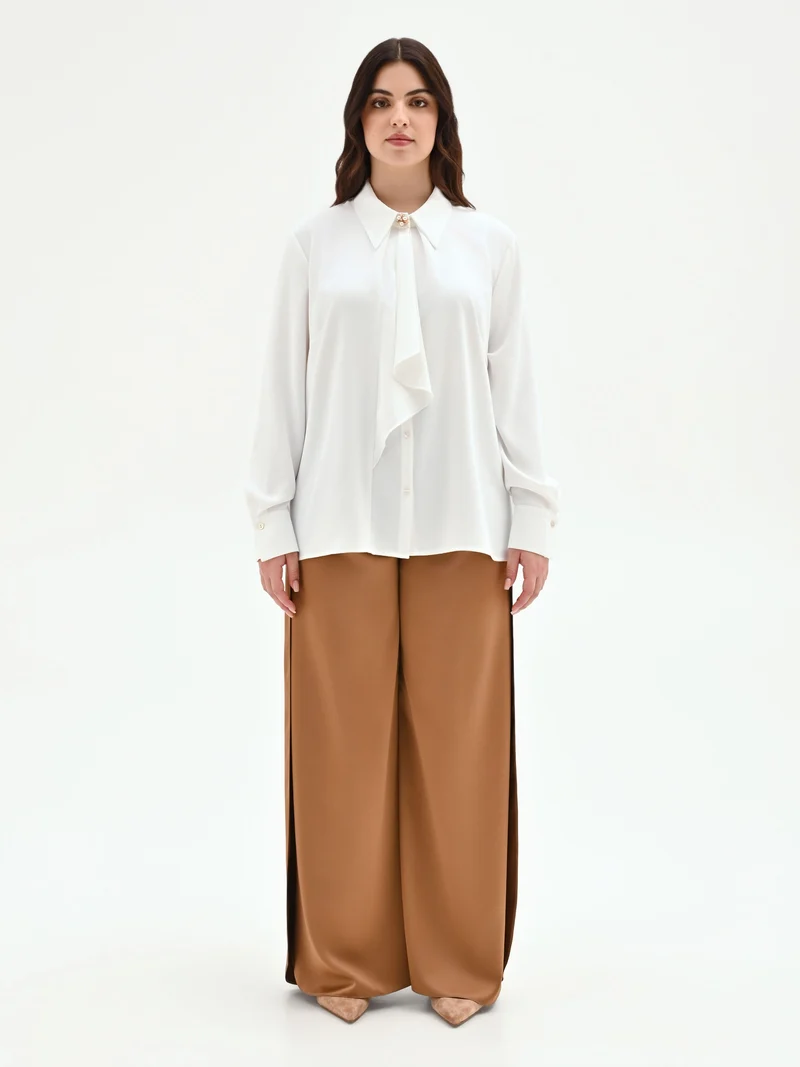 Camicia curvy panna bianco con foulard e spilla gioiello