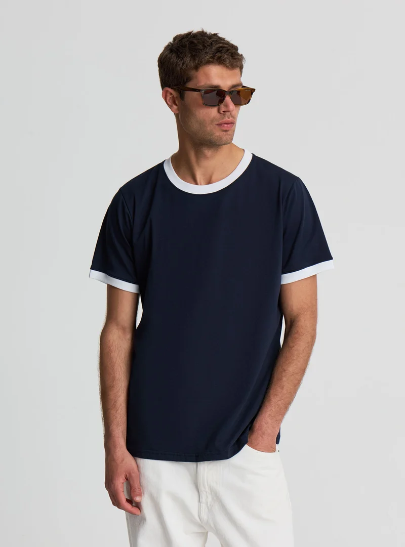 T-shirt a tinta unita con bordi a contrasto
