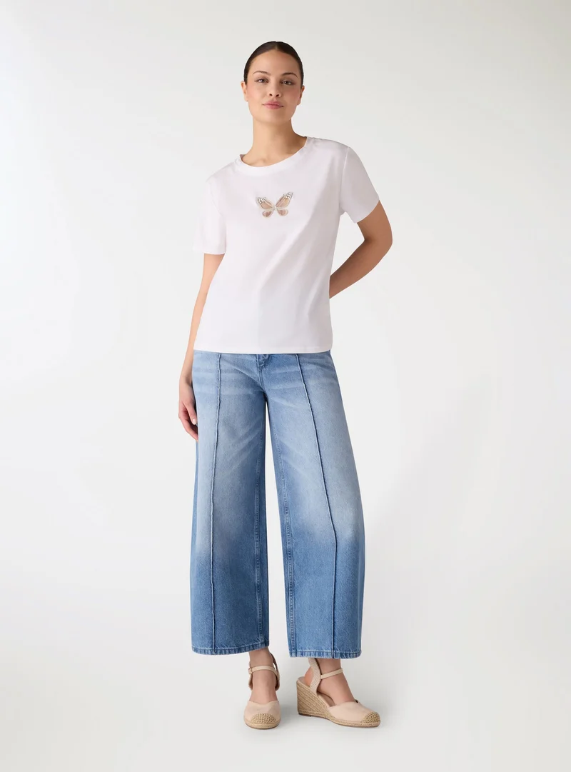T-shirt con applicazione a farfalla