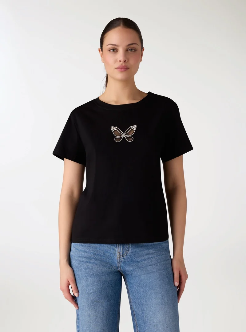 T-shirt con applicazione a farfalla