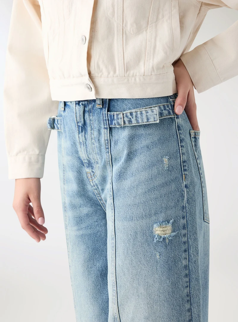 Jeans balloon con tagli e fibbia