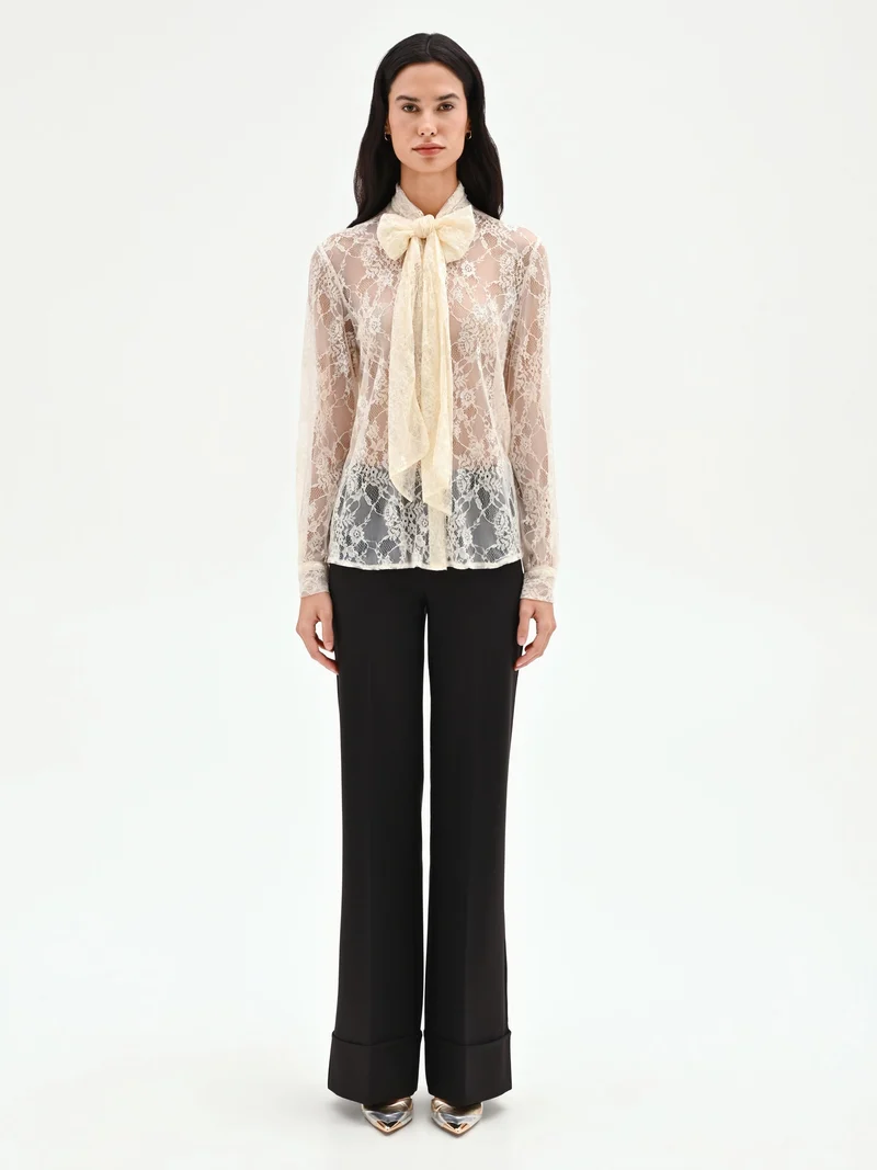Camicia in pizzo panna con collo lavallière