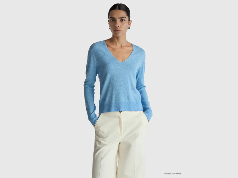 Maglione azzurro con scollo a V in pura lana Merino