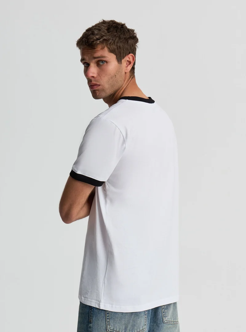 T-shirt tinta unita con bordi a contrasto