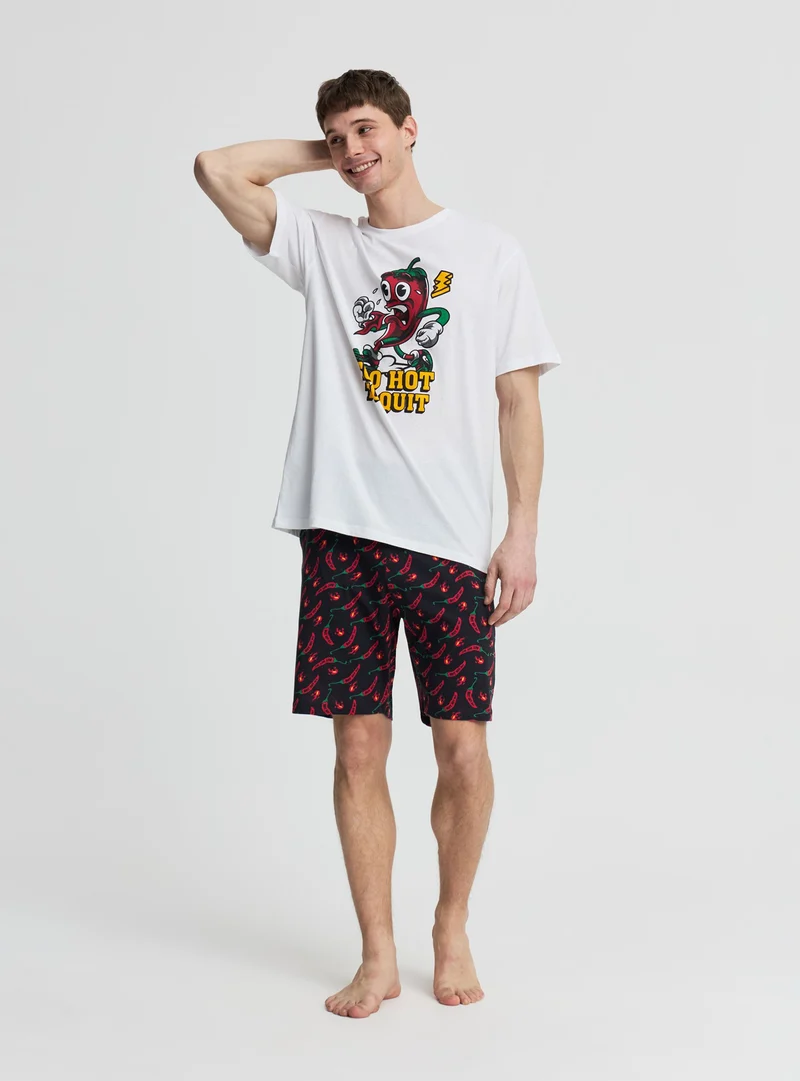 Set pigiama con t-shirt e bermuda con stampa peperoncino