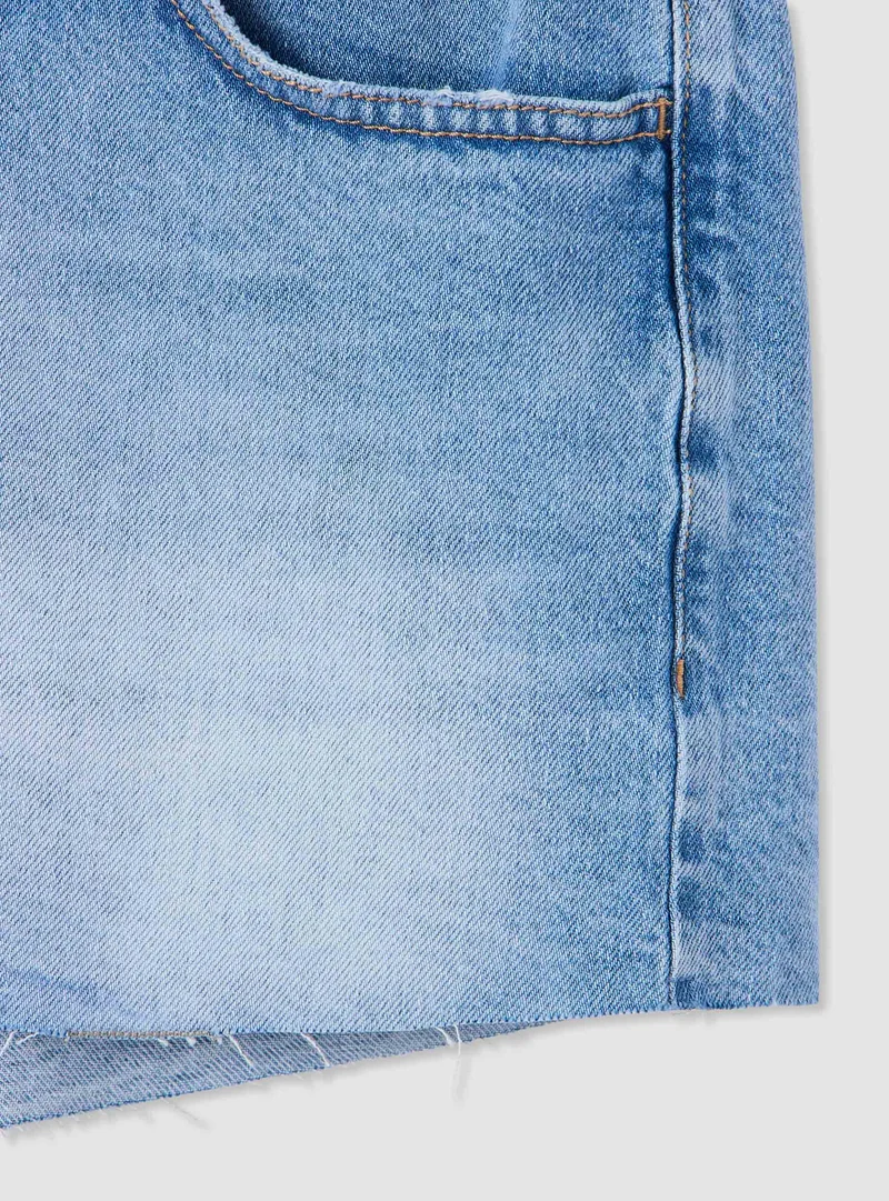 Shorts jeans a cinque tasche con fondo sfrangiato