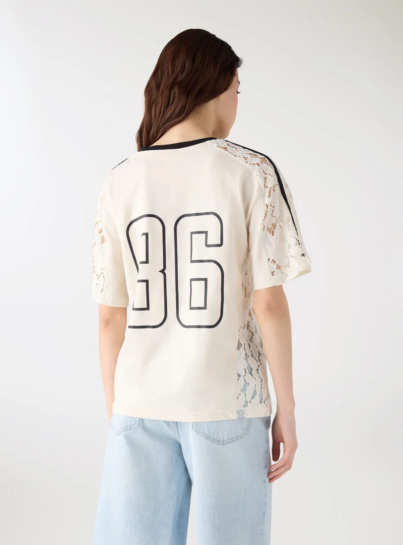 T-shirt con stampa lettering e inserti in pizzo