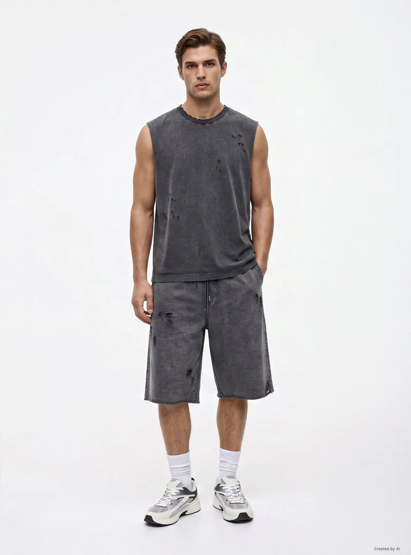 T-shirt smanicata boxy con strappi