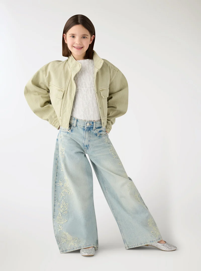 Jeans balloon con ricamo floreale laterale