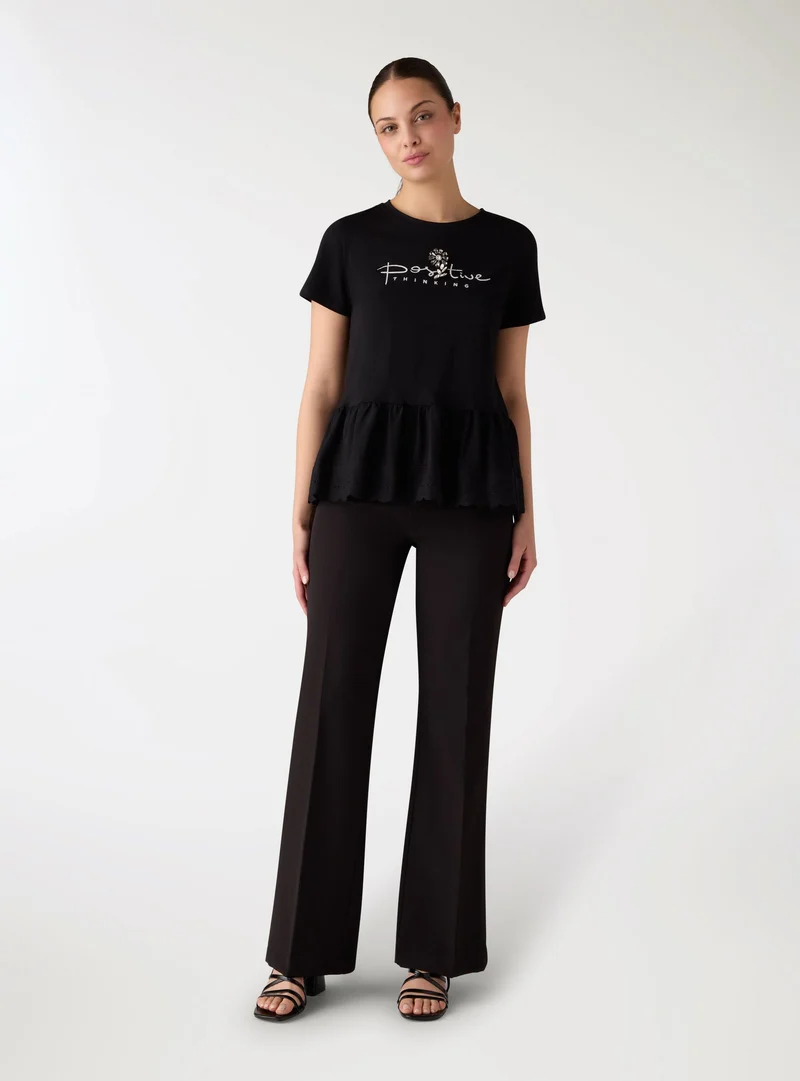 T-shirt con stampa e balza in sangallo