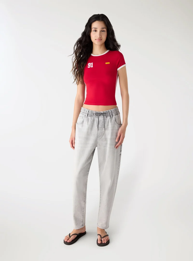 Jeans jogger con vita elasticizzata e coulisse