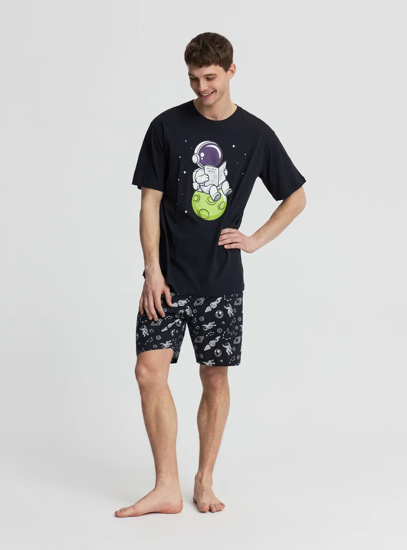 Set pigiama con t-shirt e bermuda stampa spazio