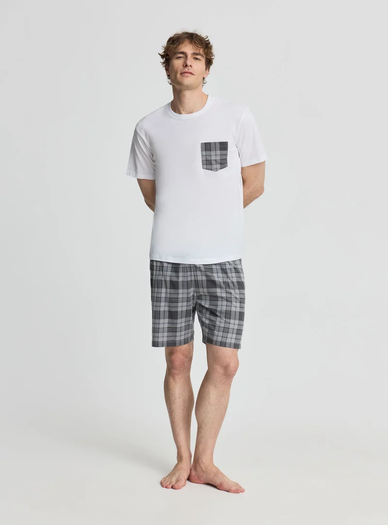 Set pigiama con t-shirt e bermuda a quadri