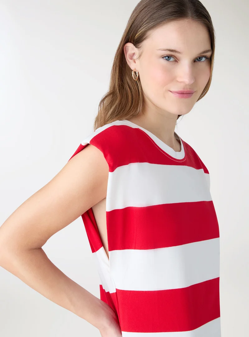 T-shirt a righe con spalle strutturate