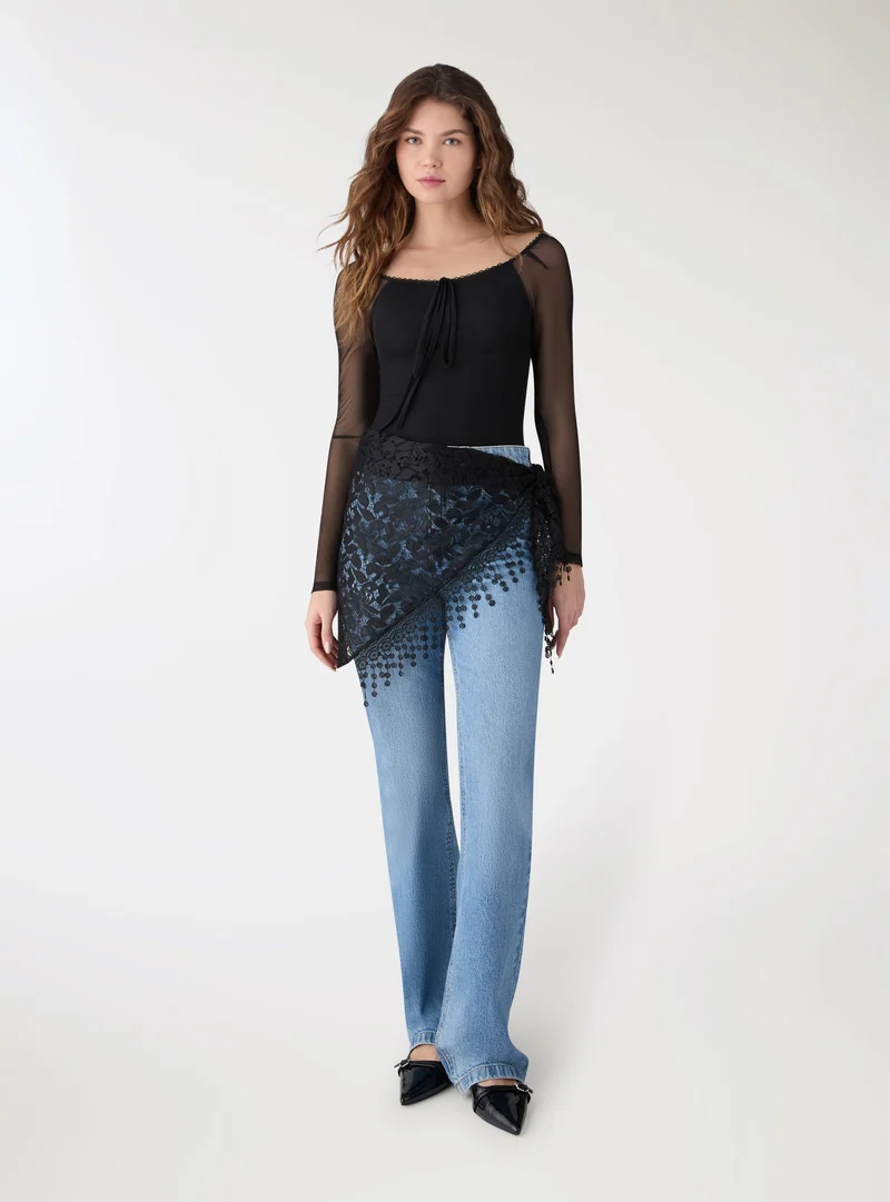 T-shirt con scollo quadrato e laccetti in tulle