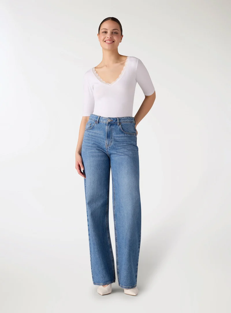 T-shirt con scollo a V e bordo in pizzo