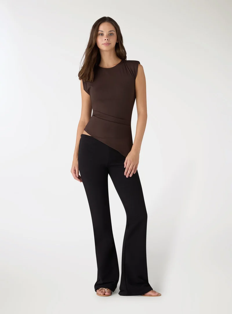 T-shirt con spalla asimmetrica e schiena scoperta