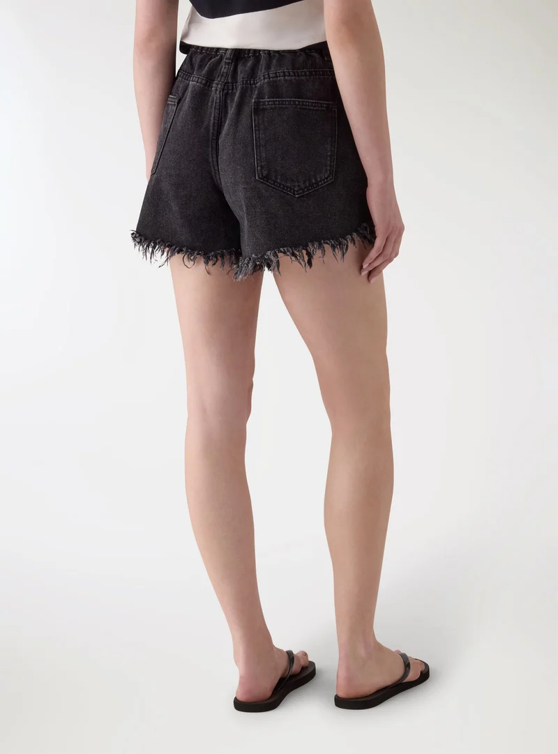 Shorts denim con orlo sfrangiato
