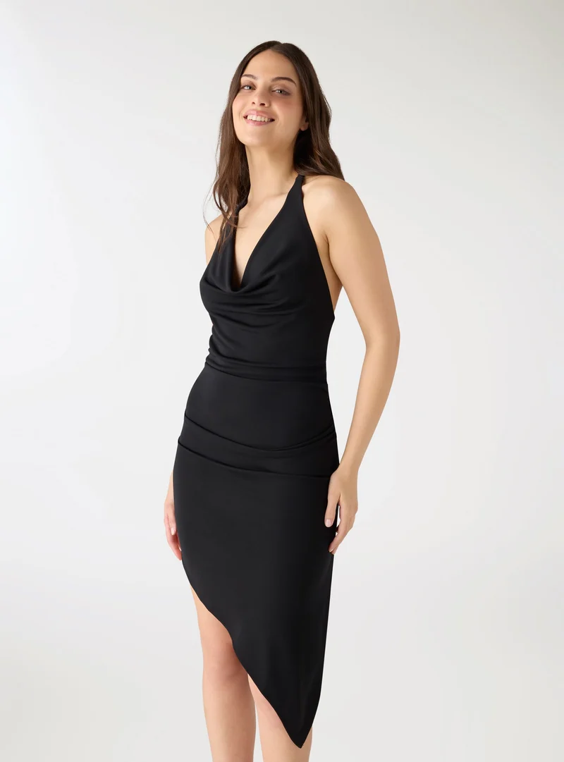 Vestito halterneck asimmetrico a tinta unita