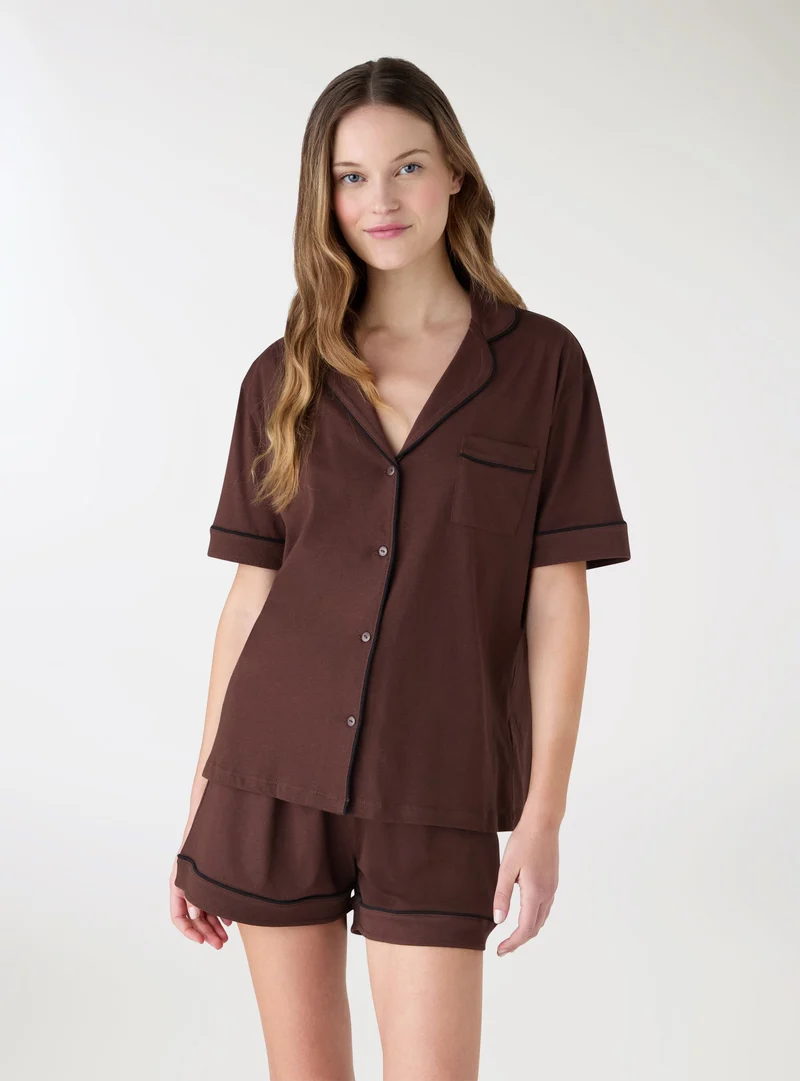 Set pigiama con camicia e shorts a tinta unita