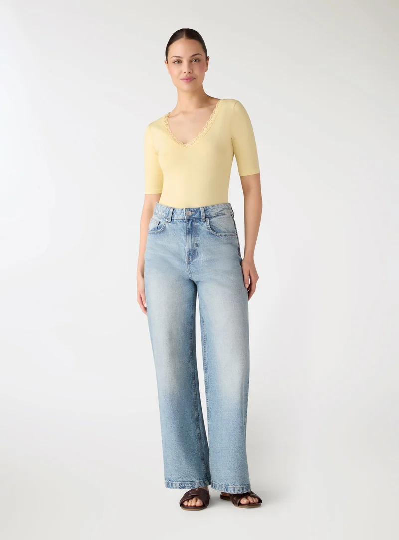 T-shirt con scollo a V e bordo in pizzo