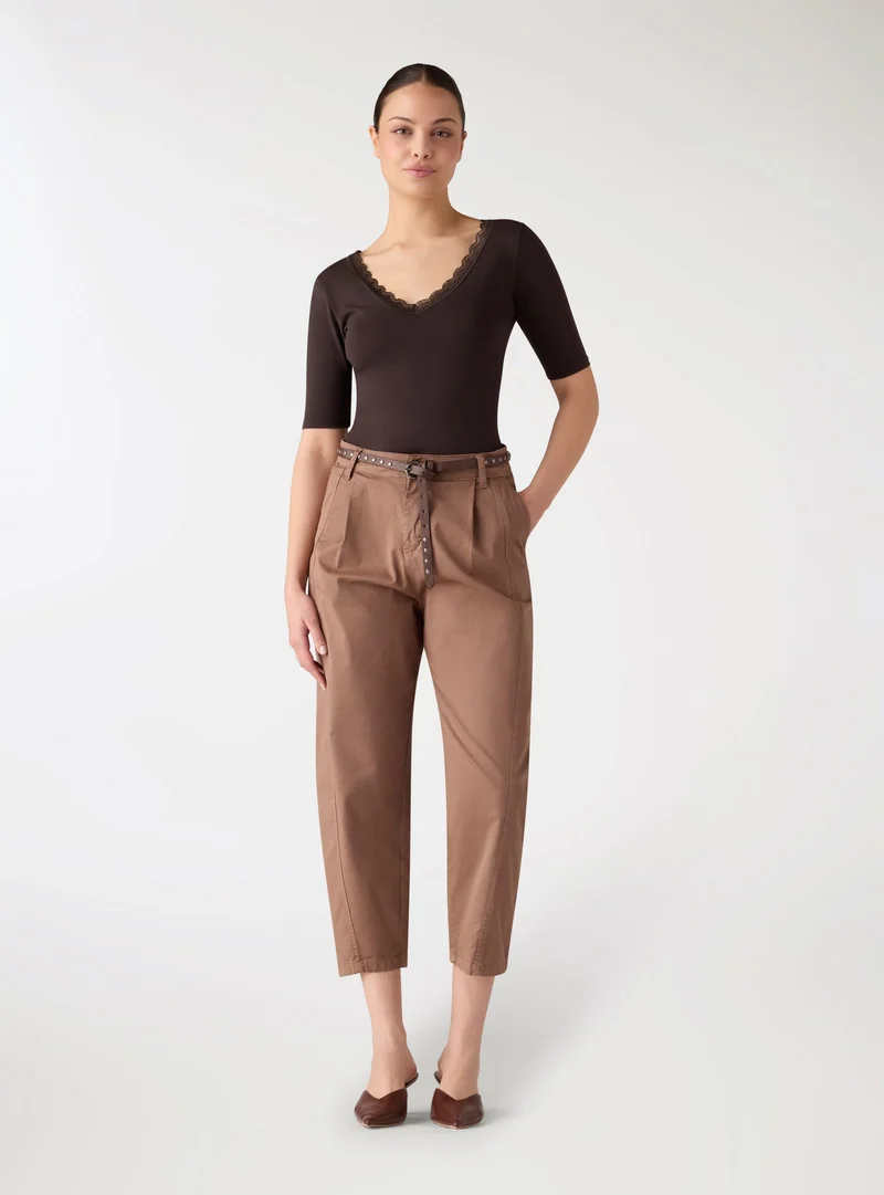 T-shirt con scollo a V e bordo in pizzo