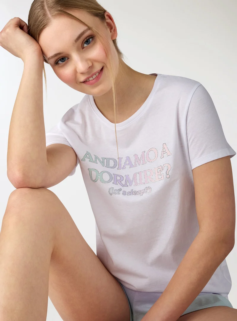 Set pigiama con t-shirt con scritta e pantaloncini fantasia