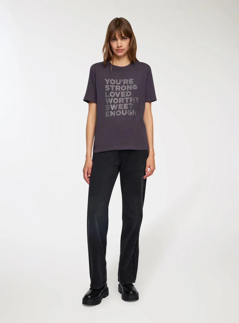 T-shirt ampia scritta luccicante