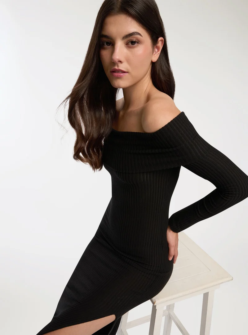 Vestito lungo con spalle scoperte tessuto caldo