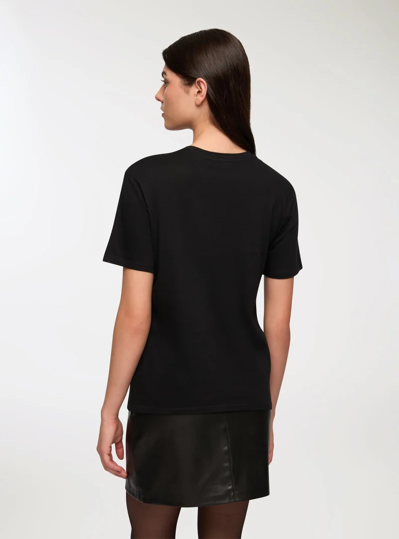 T-shirt ampia con scritta e fiocco