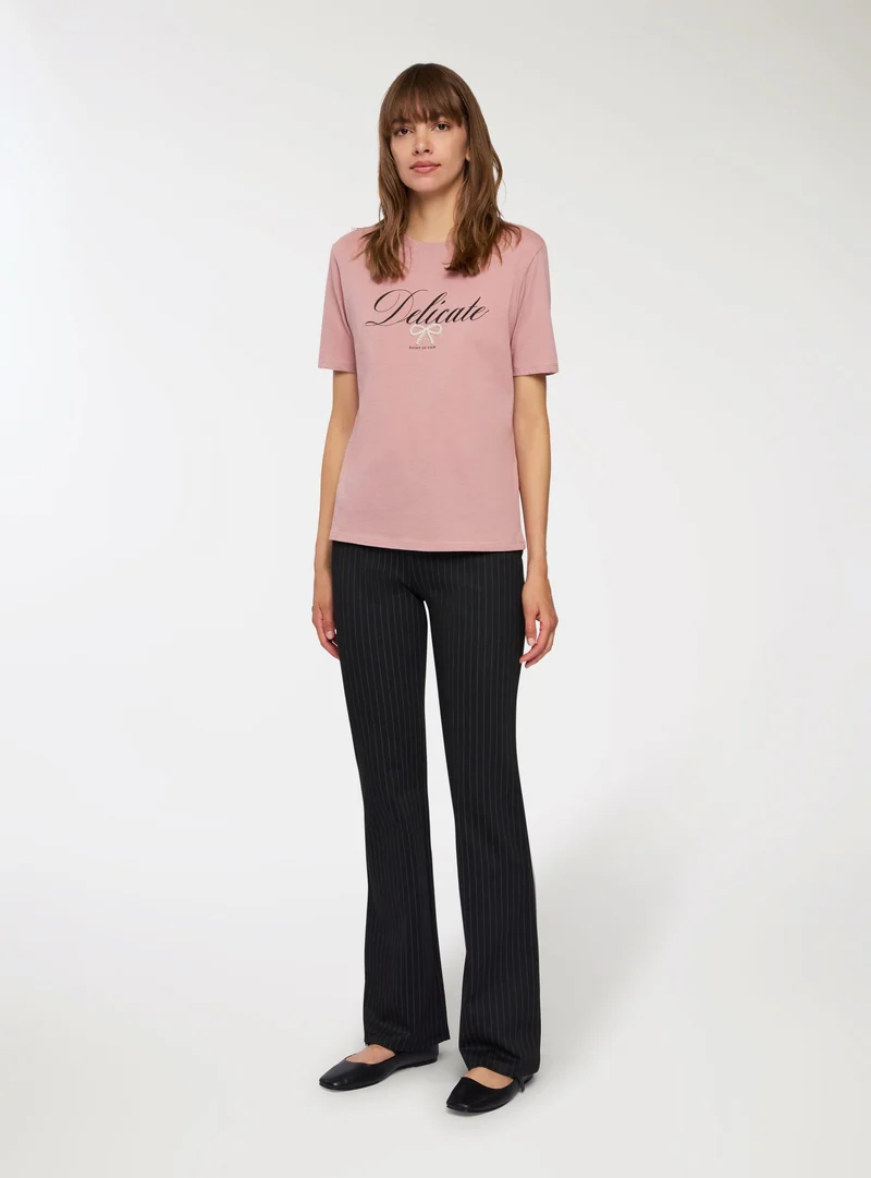 T-shirt ampia con scritta e fiocco