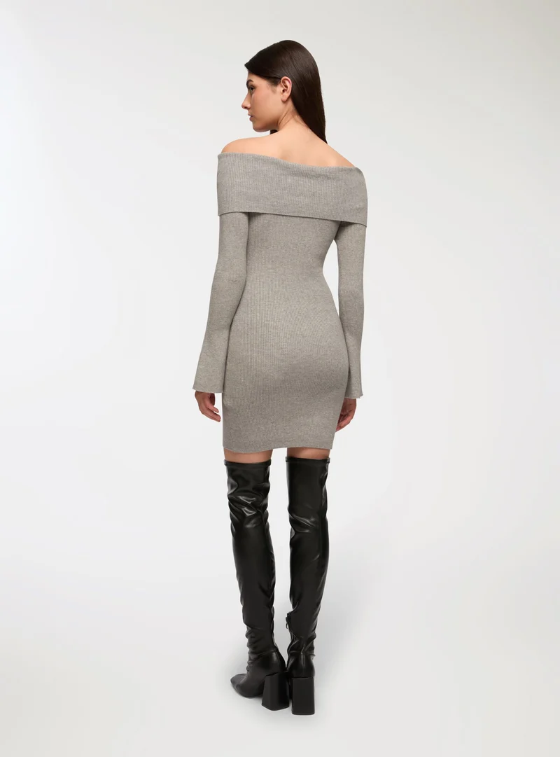 Vestito in maglia con spalle scoperte