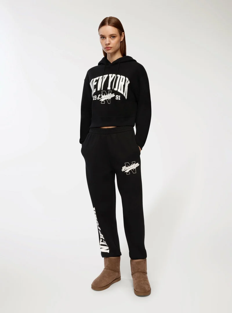 Pantaloni tuta con scritta college