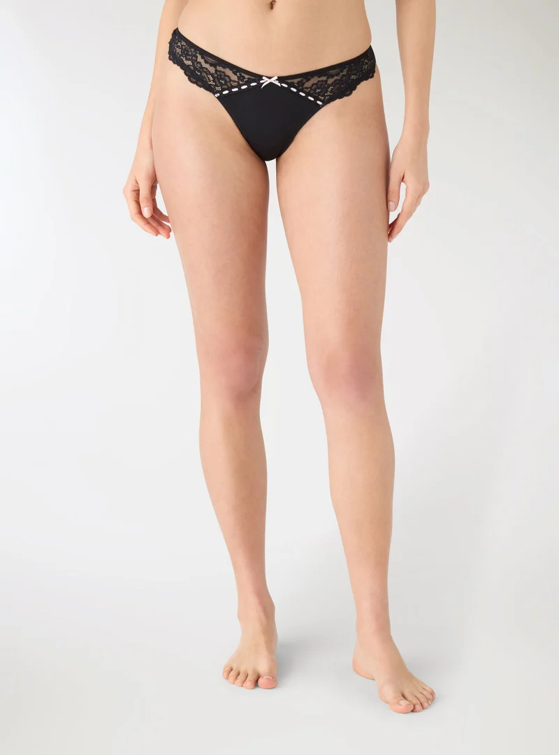 Slip perizoma con pizzo e fiocchetto