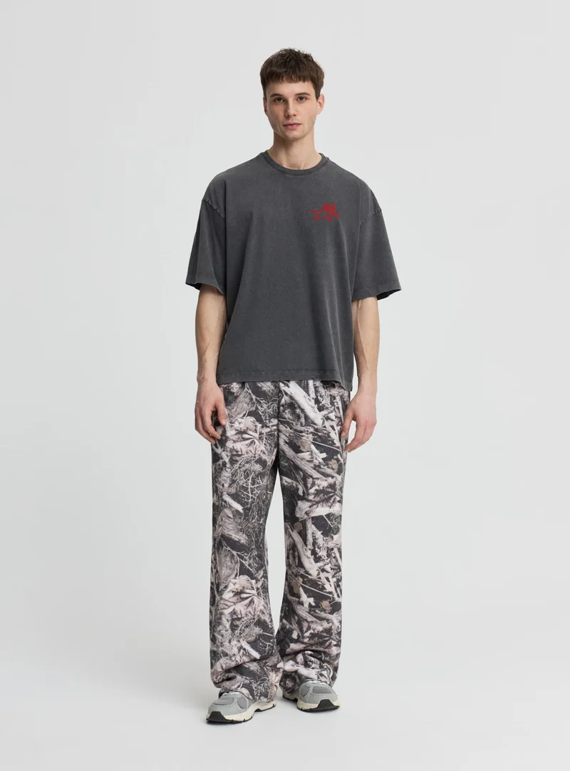 T-shirt con stampa e lavaggio acidato