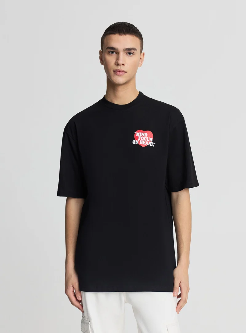 T-shirt con stampa cuore e scritta