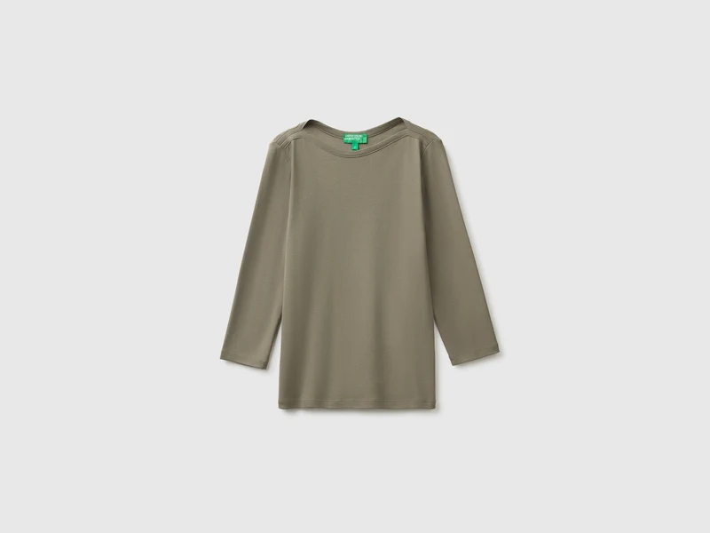 T-shirt slim fit con scollo a barchetta