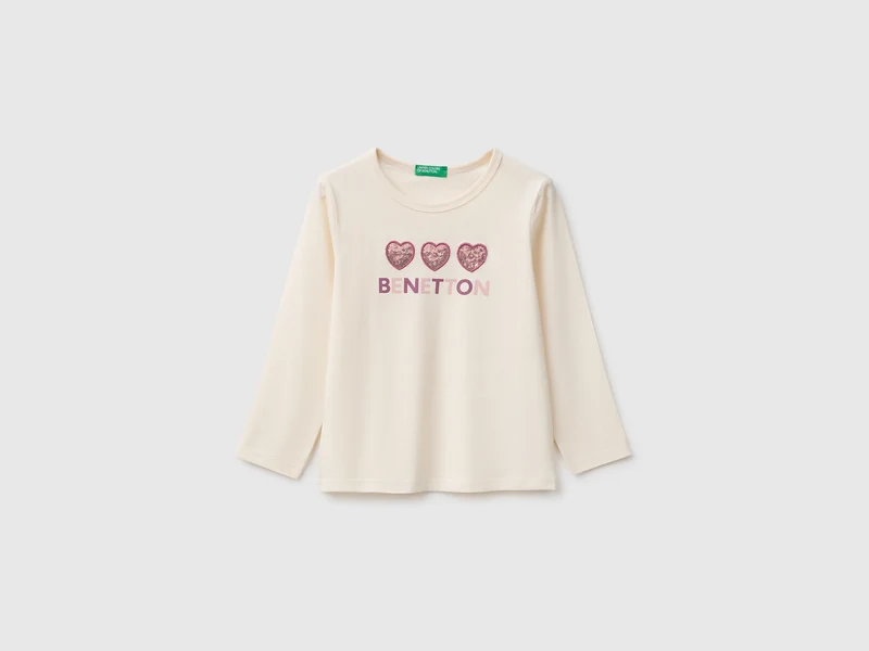 T-shirt con stampa e paillettes