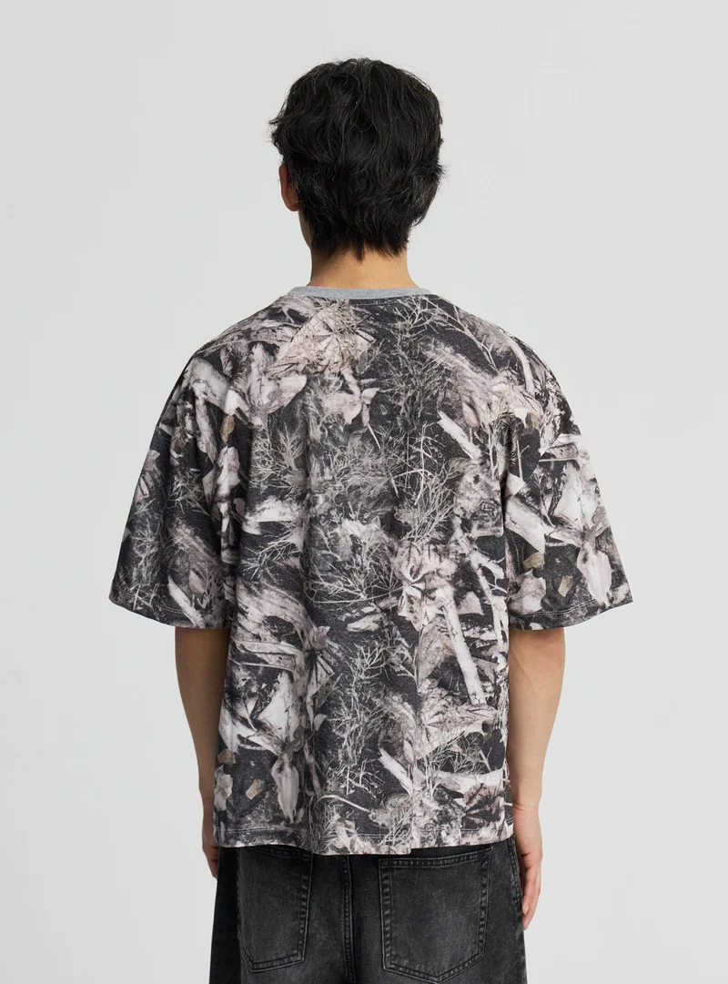 T-shirt boxy con stampa fogliame all over