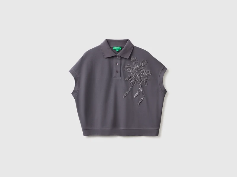Polo smanicata con ricamo
