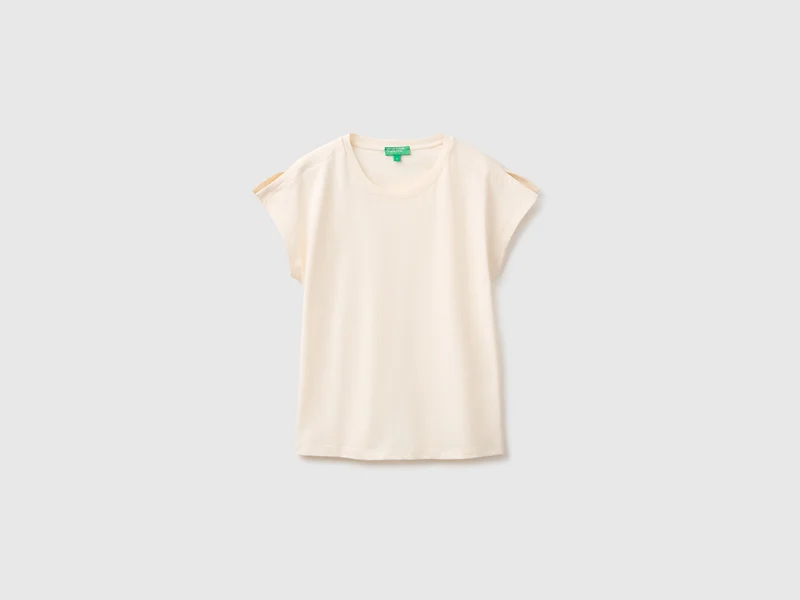 T-shirt con spacchetti sulla manica
