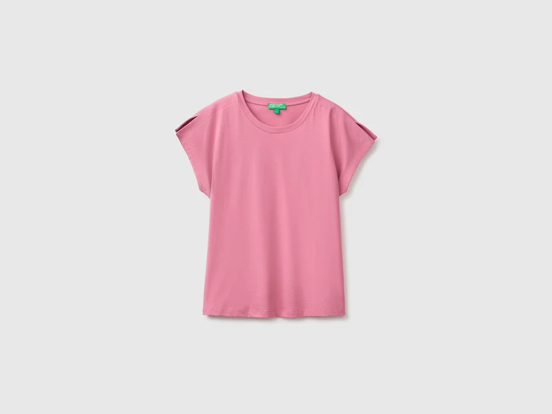 T-shirt con spacchetti sulla manica