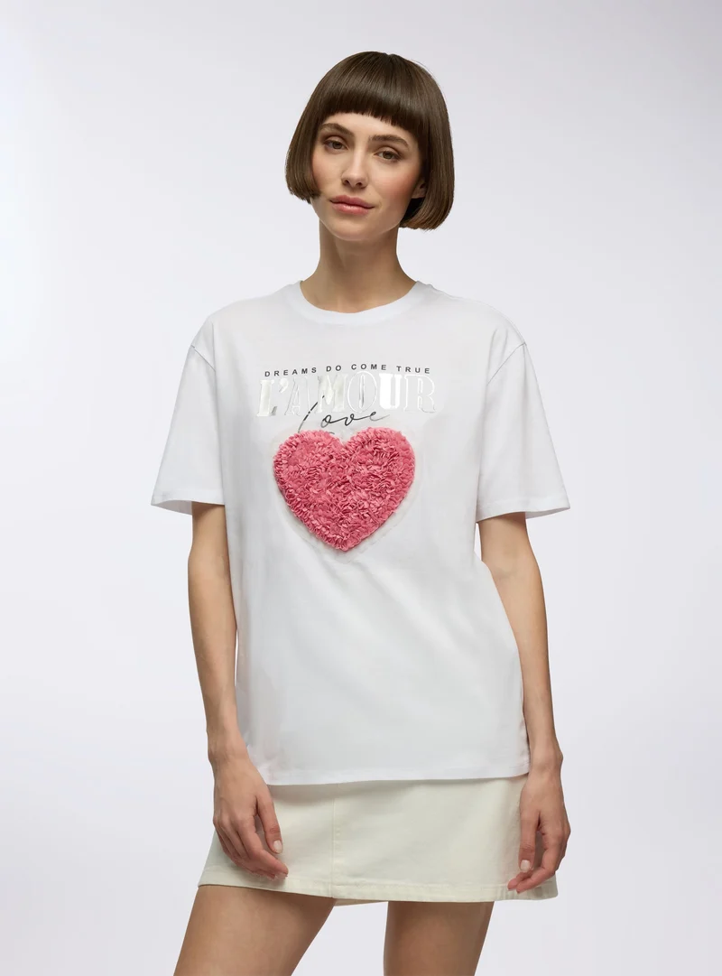 T-shirt con applicazioni e scritta