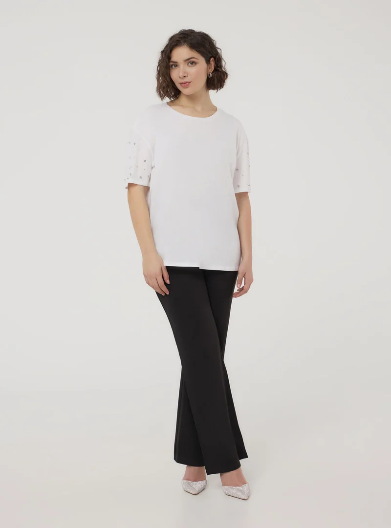 T-shirt con strass sulle maniche