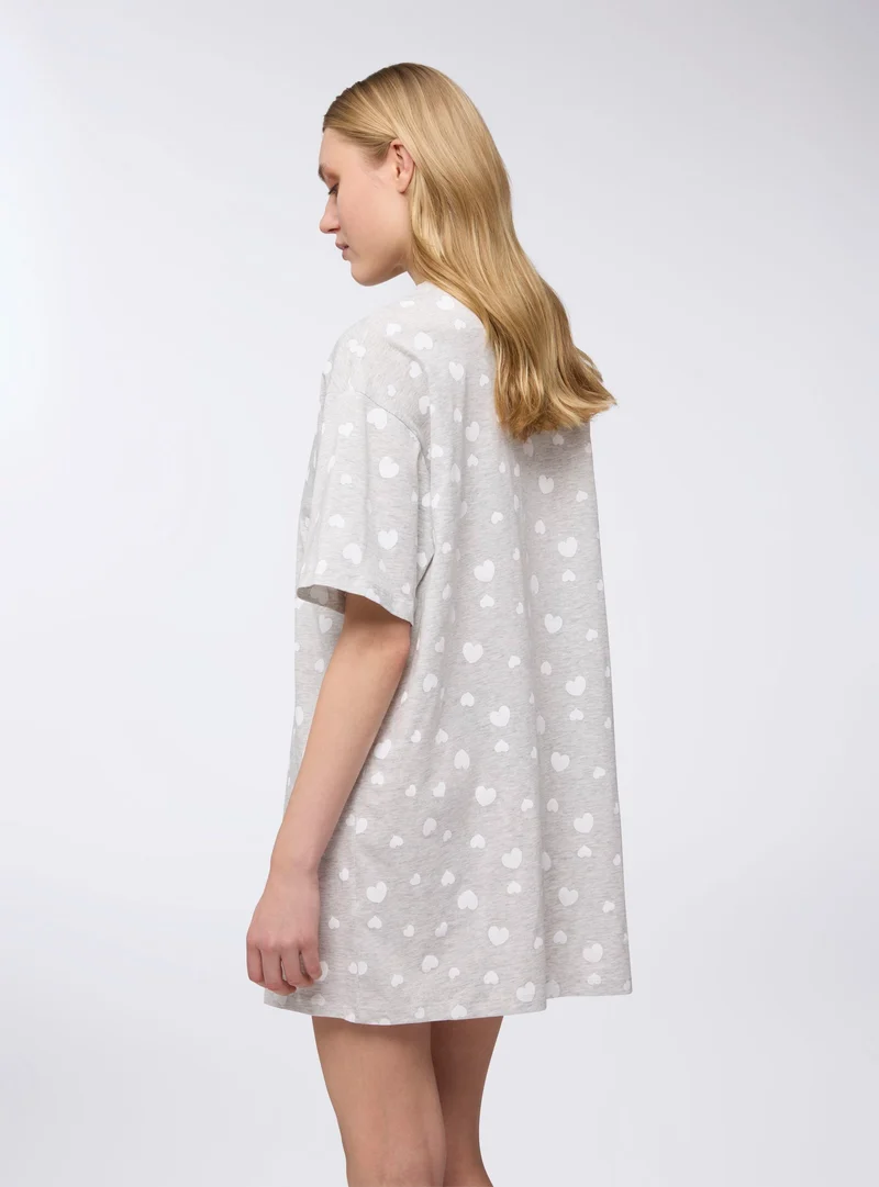 T-shirt over pigiama con cuori e scritta