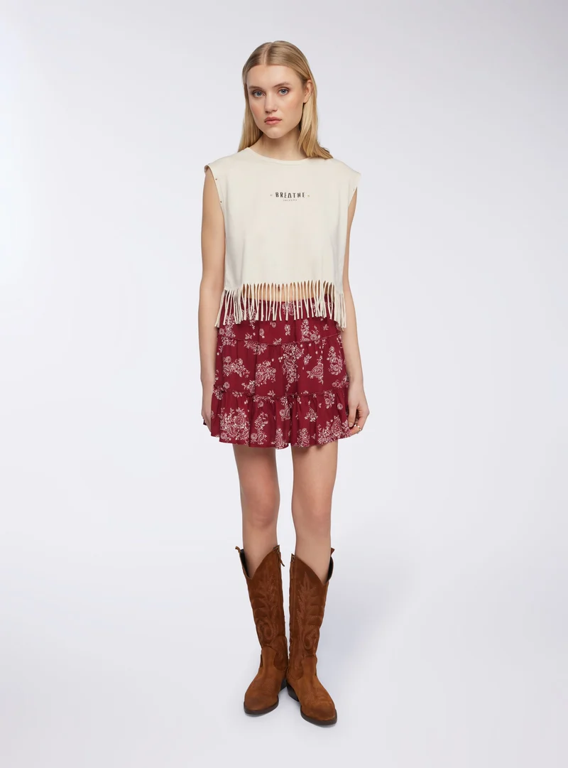 T-shirt ampia con frange e borchie