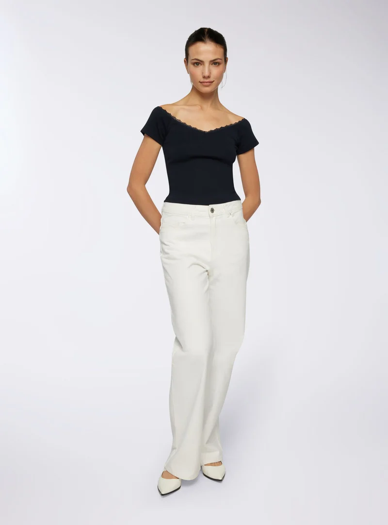 T-shirt con scollo a V e dettaglio in pizzo