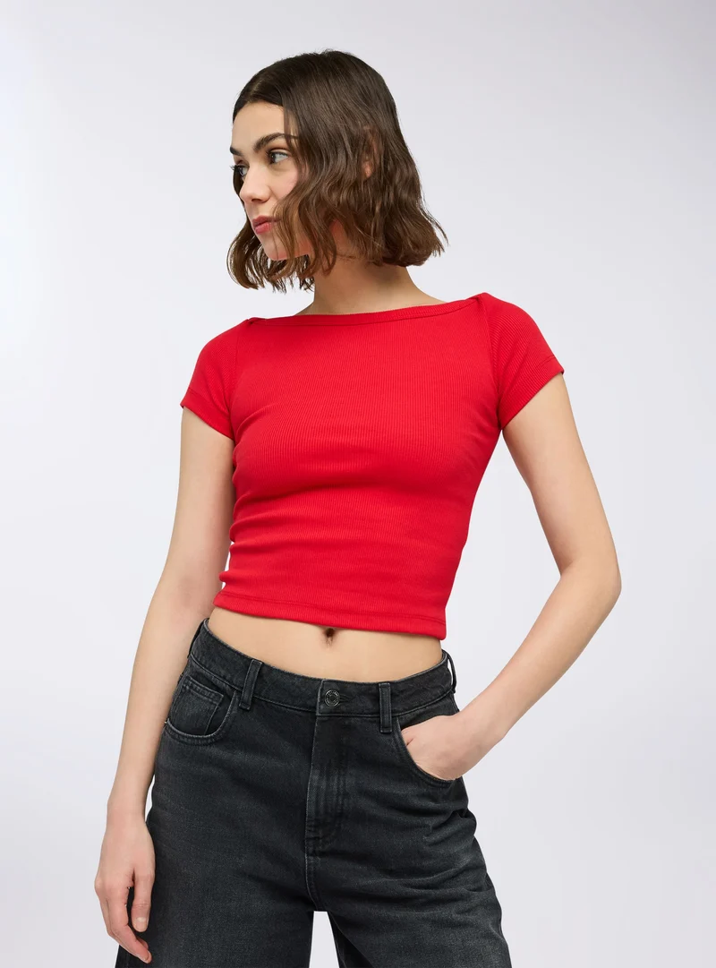 T-shirt a costine scollo ampio